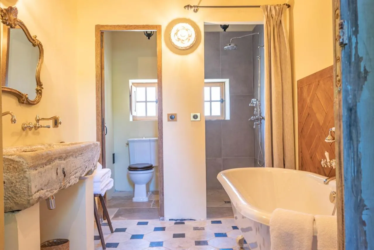 Prieure Notre-Dame De Conil - 12E Siecle Bed and Breakfast Rognes