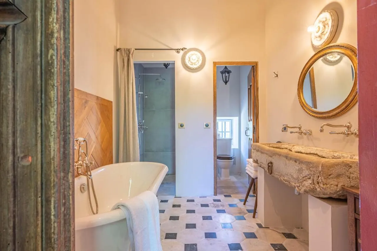 Bed and Breakfast Prieuré Notre-Dame de Conil - 12e siècle à Rognes 0*,